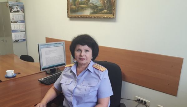 Ольга Кравченко, следователь по особо важным делам Следственного комитета РФ по Приморскому краю. Окончила юридический факультет ДВГУ. С 1990 г. — в органах внутренних дел, с 1995 г. — старший следователь, следователь по особо важным делам в органах прокуратуры, Следственного комитета. Участвовала в расследованиях дел о «банде Вэпса» из Находки, заместителя начальника управления лесным комплексом администрации Приморского края Крокса, вице-губернатора Приморского края Гельцера, распутывала схемы приватизации в так называемом деле Мещерякова и хищения при строительстве судостроительного комплекса «Звезда». Награждена медалью ордена «За заслуги перед Отечеством» II степени, ведомственными наградами. фото KONKURENT |  «Фамилию «неустановленного лица» называли и  депутаты, и предприниматели»