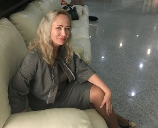 Оксана Ли, предприниматель. Родилась в Казахстане, г.  Алма-Ата. Работала госслужащим, открывала пельменный цех. Переехала во Владивосток в 2000 г. Занималась куплей-продажей кедрового ореха, пока в 2009 г. не открыла собственное перерабатывающее предприятие, которое сегодня выпускает широкую линейку продукции под маркой Kedrus. Фото: Ю. Пивненко |  «Китайцам — все карты в руки. А мы «просто сидим»