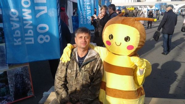 Андрей Янчук, председатель Анучинской общественной организации пчеловодов «Возрождение».  Родился в 1966 г. в г. Днепродзержинске УССР. Окончил среднюю школу в с. Валдгейм Хабаровского края в 1983 г., окончил зоотехнический факультет Благовещенского сельхозинститута в 1991 г., в 1993 г. — Институт пчеловодства в г. Рыбном. Служба в армии — 1986–1988 гг. В 1991–1999 гг. — старший зоотехник в Анучинском пчелосовхозе, 1999–2001 гг. — служба в МВД РФ, 2005–2009 гг. — главный специалист в администрации Анучинского района, с 2009 г. — заместитель главы Анучинского муниципального района. Фото предоставил А. Янчук |  «Наша профессия отошла к дедушкам»