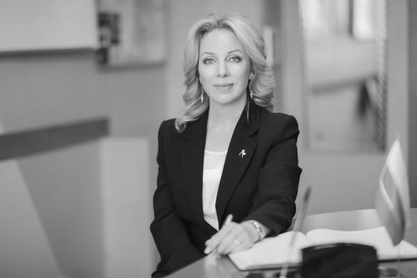 Юлия Тройнич, генеральный директор ГК «ЮНИЛАБ». Родилась во Владивостоке. Образование: ДВГУ (регионовед-переводчик по англоязычным странам АТР); MBA. Замужем, воспитывает дочь (18 лет) и сына (8 лет). Любит морские прогулки, ландшафтный дизайн, книги, путешествия. Фото: предоставлено Ю. Тройнич |  «ЮНИЛАБ» находится в постоянном развитии»