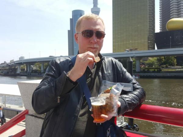 Валерий Вега, основатель и директор компании ООО «Поток» (бренд сухариков «Мельница»). Родился в Арсеньеве в 1975 г., окончил среднюю школу в 1992 г. Долгое время работал в сфере журналистики, после чего сменил деятельность и стал делать карьеру в ведущих международных компаниях — Japan Tobacco International, British American Tobacco, «Нестле». Компанию по производству сухариков организовал в 2016 г. ФОТО: предоставил В. Вега |  «Мы делаем антикириешки»