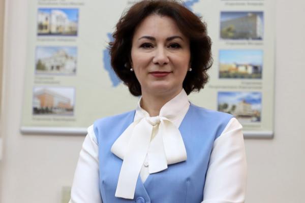 Ирина Карлаш родилась в Костромской области, окончила Костромской технологический институт. Кандидат экономических наук. Трудовая деятельность: 1994–2014 гг. — прошла путь от экономиста 1-й категории отдела валютного регулирования и контроля до начальника отдела финансового мониторинга и валютного контроля Главного управления ЦБ РФ по Костромской области. 2014–2018 гг. — заместитель управляющего отделением по Костромской области ГУ ЦБ РФ по Центральному федеральному округу. 2018–2022 гг. — управляющий отделением по Калужской области ГУ ЦБ РФ по Центральному федеральному округу. С августа 2022 г. — начальник Дальневосточного главного управления ЦБ РФ. ФОТО: пресс-служба Дальневосточного ГУ ЦБ РФ |  «Самый понятный инструмент — это российские рубли»