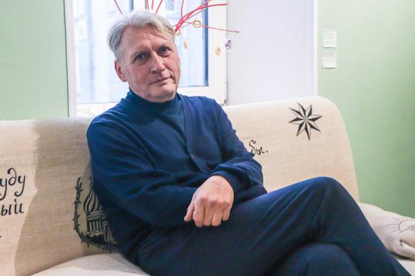 Лев Сысоров, член Союза Российских писателей и Русского географического общества, писатель, лауреат литературной премии «Дальний Восток» им. В.К. Арсеньева, лауреат премии «Золотое перо Руси». Родился 29 октября 1958 г. в селе Игнатьевка Приморского края. Образование: океанология (ДВГУ). Автор книг: «Города», «Книги», «Фильмы», «Моря», «Города и моря». ФОТО: Е. Дымова |  «Не надо оправдывать цензурой свое собственное творческое бессилие»