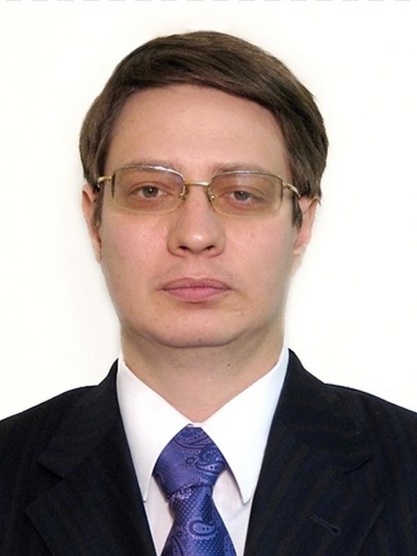 Андрей Губин. Родился во Владивостоке в 1979 г. в семье медицинских работников. Выпустился из средней школы № 61 с серебряной медалью. В 2002 г. с отличием окончил Владивостокский институт международных отношений ДВГУ. В 2004 г. защитил диссертацию на соискание ученой степени кандидата политических наук в Хабаровском государственном техническом университете на тему «Процесс межгосударственного военно-технического сотрудничества в эпоху глобализации». С 2001 по 2005 г. работал в Управлении международных связей ВГУЭС. В 2006–2008 гг. занимался вопросами российско-китайского приграничного сотрудничества. В 2011–2012 гг. принимал участие в подготовке и проведении Саммита АТЭС во Владивостоке по линии МИД России. Более 10 лет осуществлял экспертно-аналитическое обеспечение внешней политики Российской Федерации, в том числе в структуре Администрации Президента. С 2008 года занимается научной и преподавательской работой. Активно выступает с комментариями по вопросам мировой политики и безопасности в российских и зарубежных СМИ, мнения публикуются на авторитетных экспертных площадках, включая дискуссионный клуб «Валдай» и Российский совет по международным делам. ФОТО: предоставил А. Губин |  «Особенность американской политической культуры – шоу»
